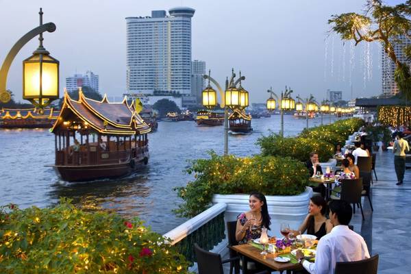 Hoặc cũng có thể thưởng thức ẩm thực bên những nhà hàng ven sông. Ảnh: intesolbangkok.com