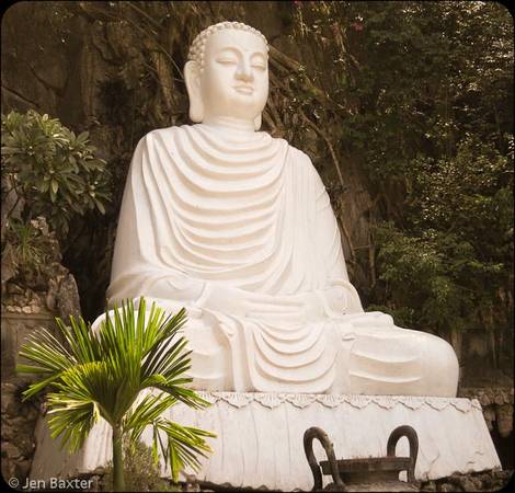 Một bức tượng Phật ấn tượng trên núi.