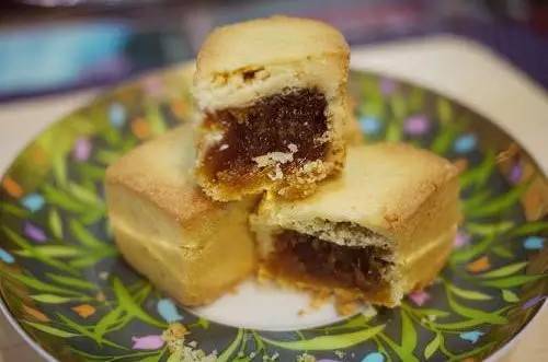 Bánh dứa: Bánh dứa Đài Loan là sự hòa quyện vị thơm mát, chua tự nhiên của trái dứa, vị dịu ngọt của mạch nha, vỏ bánh mềm tạo nên một sản phẩm giàu chất xơ với hàm lượng vitamin cao.