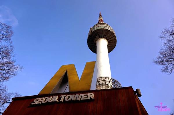 Tháp N Seoul Tower: Cảnh này xuất hiện trong tập 16 và 18. Trang TripAdvisor gọi N Seoul Tower là địa điểm du lịch nổi tiếng nhất ở Seoul. Trong phim, Cheon Song-yi muốn hẹn hò với Do Min-jun và gắn khóa tình yêu lên hàng rào ở đây. N Seoul Tower có đài quan sát cao 300 m và một số nhà hàng, cửa hiệu. Nằm trên tầng cao nhất của tòa tháp là n.GRILL, một nhà hàng Pháp được gắn sao Michelin. Bữa trưa ở đây có giá từ 45.000 won, còn thực đơn cho 2 người là 320.000 won. Ảnh: Walkwithcharm.