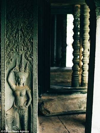 Nhiều tác phẩm điêu khắc Hindu nằm dọc hành lang trong đền.