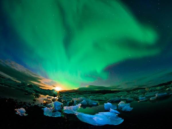 <strong>Alaska:</strong> Bang nằm xa nhất về phía Nam của Mỹ là nơi duy nhất ở quốc gia này thường xuyên có Bắc cực quang. Màn trình diễn ánh sáng thiên nhiên kỳ vĩ này hình thành do sự tương tác của các hạt trong gió mặt trời với từ trường của hành tinh.