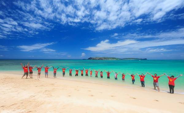 Biển xanh, cát trắng, nắng vàng ở vịnh Triều Dương… - Ảnh: Huỳnh Tuấn