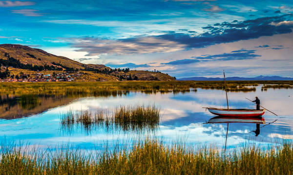 Du lich Peru - Bạn sẽ được ngồi trên một chiếc thuyền, đi dạo trên hồ Titicaca - hồ nước lớn nhất ở Nam Mỹ.