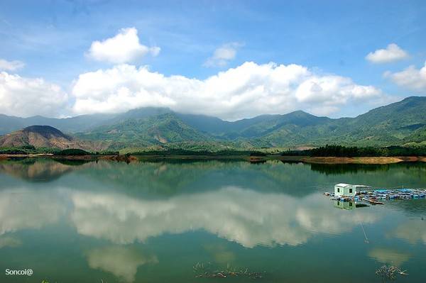 Hồ thủy điện Hòa Trung. 