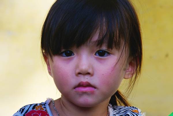 Nét đẹp người Thái đen qua khuôn mặt và ánh mắt của một bé gái bản Bàng.