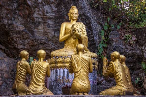 Những bức tượng Phật của đền Wat Chomsi