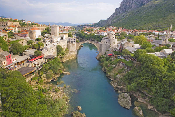 Nằm trên sông Neretva Huadu, thị trấn Mostar được coi là viên ngọc quý của đất nước Bosnia & Herzegovina. Old Bridge - cây cầu cổ được người Ottoman xây dựng vào thế kỷ XVI tại Mostar, là một trong những nét đặc trưng dễ nhận biết nhất của Bosnia & Herzegovina.