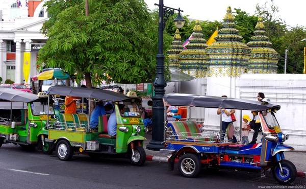 Du lich Thai Lan - Không hề khó khăn để bạn có thể bắt được một chiếc xe tuk tuk ở Thái Lan