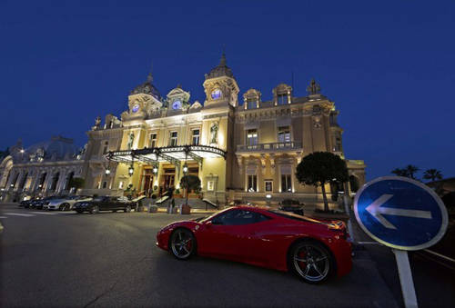 Forbes, Approved Index - công ty dịch vụ có trụ sở tại Anh, vừa công bố bảng danh sách những điểm đến có tỉ lệ tỷ phú tính trên dân số cao nhất thế giới. Đứng đầu danh sách là công quốc Monaco. Quốc gia này chỉ có vẻn vẹn 37.800 dân nhưng lại sở hữu tới 3 nhà tỷ phú. Thu nhập chính thức của người dân phần lớn dựa vào du lịch và sòng bài. 
