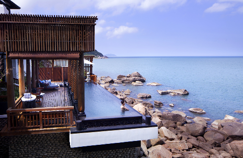 Khu nghỉ dưỡng có lối thiết kế hài hòa với thiên nhiên đẹp của bán đảo Sơn Trà sẽ mang đến cho du khách nhiều trải nghiệm khó quên.