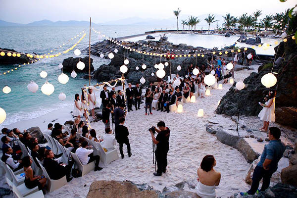 Khung cảnh đám cưới lãng mạn bên bờ biển.