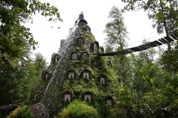 Khách sạn Huilo Huilo ở Neltume, Chile được xây dựng trên một khu bảo tồn sinh học. Huilo Huilo không chỉ là một khách sạn mà còn là một kỳ quan thiên nhiên với ba nhà nghỉ khác nhau để những người yêu thiên nhiên có thể ở lại, nghỉ ngơi và ngắm cảnh tại đây.