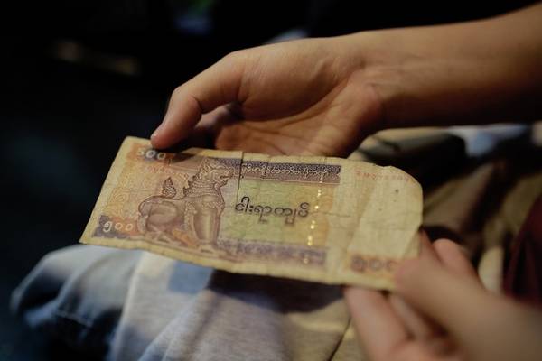 Nơi đổi tiền cũng là một vấn đề Đất nước Myanmar sử dụng tiền giấy Kyat. Nhiều khách du lịch mang USD hoặc Euro sang để đổi tại sân bay hoặc ngân hàng. Nhưng có một lưu ý dành cho bạn, hãy mang theo những tờ tiền thật mới, không có nếp gấp và vết ố hay bị nhàu, bởi bạn sẽ nhận được cái lắc đầu và trả lại. Mặc dù vậy, tiền Kyat của Myanmar đa số đều cũ và nát, nhưng vẫn được chấp nhận trong việc chi tiêu. Vậy sẽ không có gì ngạc nhiên khi bạn mang tiền đi đổi và phải cầm về hơn một nửa số tiền của mình vì không đổi được.