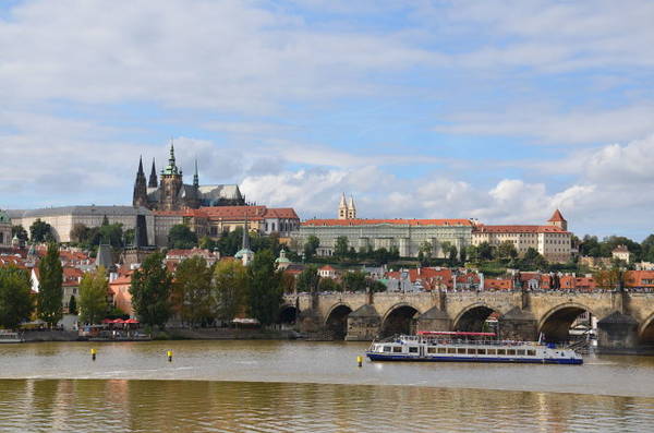 Chiêm ngưỡng những công trình kiến trúc ở Prague từ du thuyền trên sông Vltava - Ảnh: wiki
