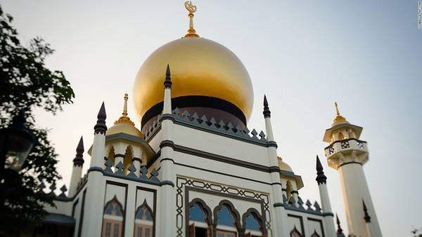 Nhà thờ Sultan Masjid là nhà thờ Hồi giáo lâu đời và đẹp nhất tại Singapore, nằm trên con phố Arab. Đây không chỉ là nơi cầu nguyện của các tín đồ Hồi giáo mà còn là không gian thưởng thức nghệ thuật cho những người đam mê kiến trúc.