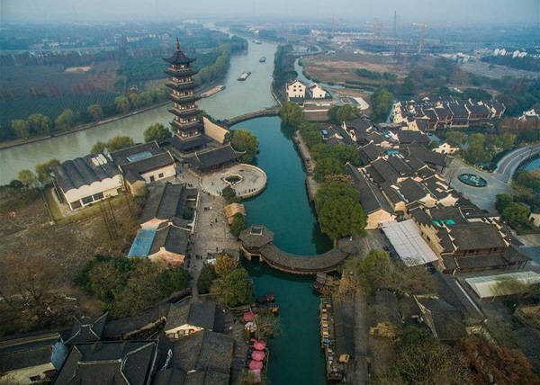 Trước khi ngành đường sắt ra đời. Hệ thống sông ngòi, kênh rạch chằng chịt với hai bên là nhà ở, nhà xưởng, cửa hàng, xây dựng trên lối kiến trúc cổ của Trung Hoa với gỗ và đá trụ cột. Hầu hết những ngôi nhà ở đây đều được xây dựng từ thời nhà Minh từ thế kỷ 14.