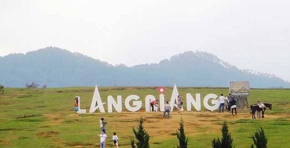 Núi Langbiang: Nơi đây là thu hút rất nhiều du khách trong và ngoài nước đến dã ngoại. Núi Langbiang có 2 ngọn núi, người dân đặt tên 2 ngọn núi là "Núi Ông và Núi Bà", cách trung tâm thành phố Đà Lạt 12 km, núi thuộc địa phận huyện Lạc Dương. Đỉnh Langbiang nằm ở độ cao 2.167 m so với mặt biển. Langbiang còn được ví như "nóc nhà" của Đà Lạt, và là điểm tham quan du lịch hấp dẫn của thành phố Đà Lạt. 