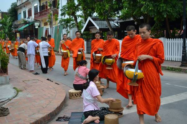 Khuất thực - một nét đẹp trong văn hóa Lào. 