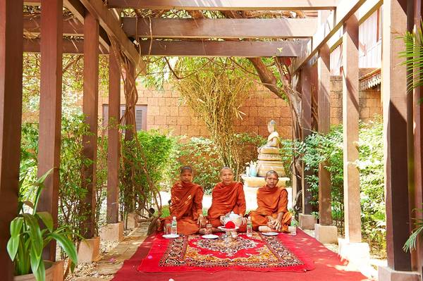 Các nhà sư đang thực hiện nghi lễ ban phước lành tại khách sạn Residence D'Angkor ở Siem Reap.