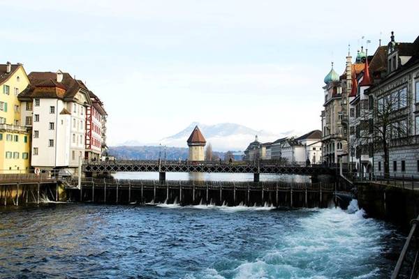 Dài 240 m, cây cầu gỗ Chapel cổ xưa của châu Âu nằm vắt ngang dòng sông Reuss, là nơi thu hút đông đảo khách du lịch. Dòng sông Reuss êm đềm chảy ngang miền trung Thuỵ Sĩ thêm phần sinh động bởi màu trắng muốt cánh thiên nga.