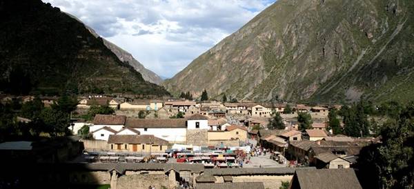 Thung lũng thiêng, Peru: Nằm ở phía bắc Cusco, thung lũng thiêng trải rộng về phía Machu Picchu. Tại đây, du khách sẽ tìm thấy khu di tích Pisac và Ollantaytambo của người Inca. Sau vài ngày khám phá, bạn có thể xuống Urubamba để nghỉ ngơi, ngắm những đỉnh núi phủ tuyết của dãy Andes.
