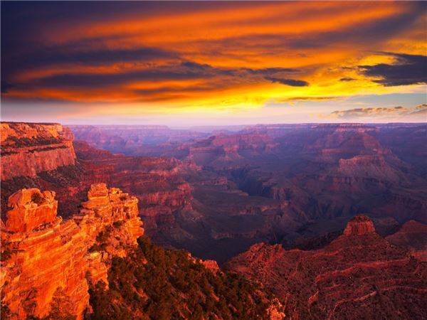 Grand Canyon, Mỹ: Là một trong những điểm đến hấp dẫn mang tính biểu tượng của Mỹ nhưng Grand Canyon được đưa vào danh sách 11 di tích lịch sử đang trong tình trạng nguy cấp. Nguyên nhân là do việc khai thác uranium cũng như nhiều hoạt động du lịch quanh khu vực này đã gây ảnh hưởng đến Grand Canyon và nguồn nước trong khu vực này cũng sẽ bị ô nhiễm.