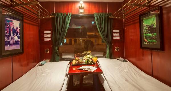 Phòng ngủ trên tàu có cửa sổ lớn để du khách thoài mái ngắm cảnh. Ảnh: victoriahotels.asia