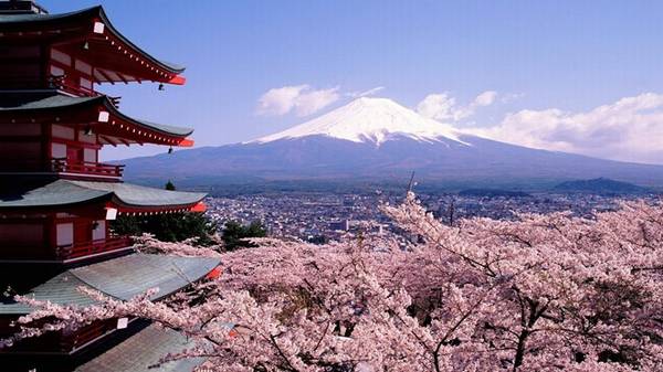 2. Leo núi Phú Sĩ: Núi Phú Sĩ không chỉ có vẻ đẹp say đắm lòng người, mà còn là nơi ở thiêng liêng của thánh thần với người Nhật Bản. Ngọn núi kỳ vĩ này là Di sản thế giới được UNESCO công nhận. Ảnh: Timepeaks.