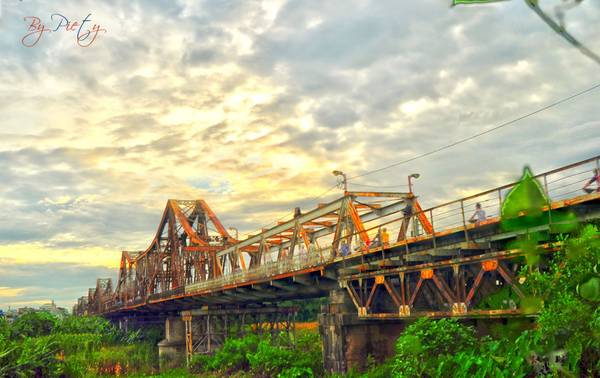 Cầu Long Biên là điểm đến yêu thích của nhiều bạn trẻ.