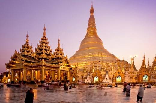 Chùa Shwedagon là kiệt tác kiến trúc của thành phố Yangon với thân và ngọn tháp dát vàng ròng, đỉnh gắn hàng nghìn viên kim cương cùng hồng ngọc. (Nguồn: Internet)