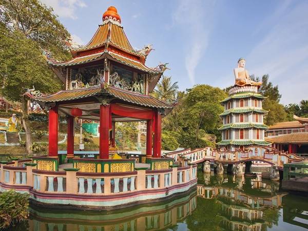 Haw Par Villa nằm trên đường Pasir Panjang là công viên mở cửa miễn phí với hơn 1.000 bức tượng mô tả những câu chuyện, giai thoại và tín ngưỡng dân gian của Trung Quốc.