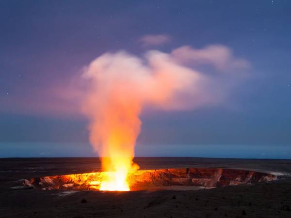 Hawaii: Ở núi lửa Kilauea, nham thạch phun ra nguy hiểm, nhưng tạo cảnh tượng lộng lẫy.