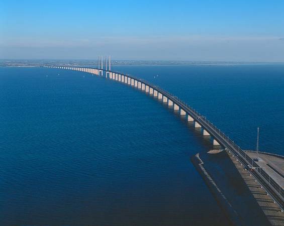 Cây cầu Oresund vượt biển, nối liền thủ đô Copenhagen của Đan Mạch và thành phố Malmo của Thụy Điển, được thiết kế bởi kiến trúc sư người Đan Mạch, George KS Rotne, được hoàn thành vào năm 2000. Oresund có chiều dài 16 km, bao gồm 4 km hầm ngầm dưới đáy biển, 4 km đảo nhân tạo, và 8 km trên cây cầu treo dây văng.