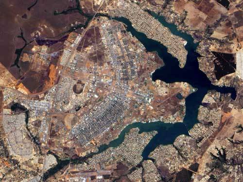Thủ đô Brasilia nhìn từ trên xuống trông như một chiếc máy bay hay cánh bướm.