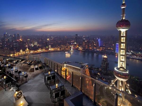 Tháp truyền hình Đông Phương Minh Châu tại Thượng Hải là một địa điểm thu hút du lịch đặt giữa khu thương mại của thành phố. Một trải nghiệm sang trọng tại sảnh gác mái của khách sạn Ritz-Carlton Pudong cũng có nghĩa là bạn ngang tầm nhìn với toà tháp nổi tiếng này. Tất nhiên trải nghiệm này cũng rất đắt đỏ, nhưng những bức ảnh tuyệt vời hẳn sẽ không làm bạn thất vọng.
