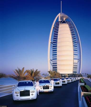 Được thiết kế theo hình dạng cánh buồm, khách sạn Burj Al Arab đã trở thành biểu tượng nổi tiếng của Dubai, là khách sạn 7 sao duy nhất trên thế giới với sự xa hoa khó tưởng tượng. Khi đặt phòng ở đây, du khách sẽ được xe Rolls Royce có tài xế riêng đến đón ở sân bay.