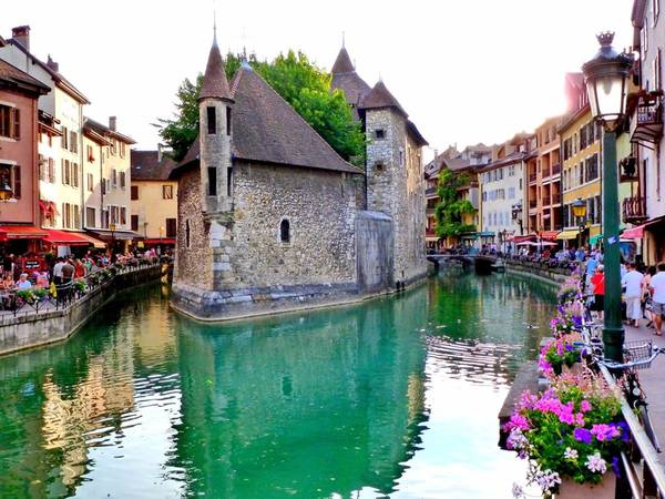 Thị trấn cổ Annecy ở Pháp có vẻ đẹp lãng mạn với những ngôi nhà, quán cà phê sơn màu pastel nằm kề bên mặt hồ. Ảnh: Flickr/Geling.