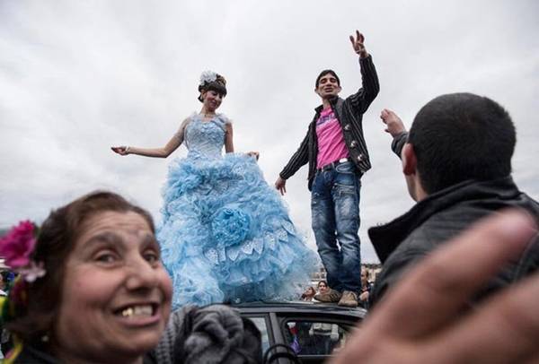 Khu chợ kỳ lạ này nằm ở làng Mogila gần Stara Zagora. Trẻ em được đi theo để chơi đùa và ăn uống, trong khi các cặp đôi mới cưới nhảy múa trên nóc một chiếc xe cũ để thể hiện sự hạnh phúc. Nhiều thiếu nữ sẽ tham gia điệu nhảy, thể hiện sự háo hức muốn kết hôn. Chợ họp vào ngày thứ bảy đầu tiên sau ngày lễ thánh Todor. Năm 2019, hơn 2.000 người đã tới dự phiên chợ từ khắp miền Nam Bulgaria, gồm Plovdiv, Pasardzhik, Sliven và Jambol.