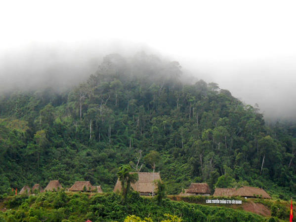 Nhiều du khách thích thú khi được ngắm sương chiều buông trên bản làng - Ảnh: Thanh Ly