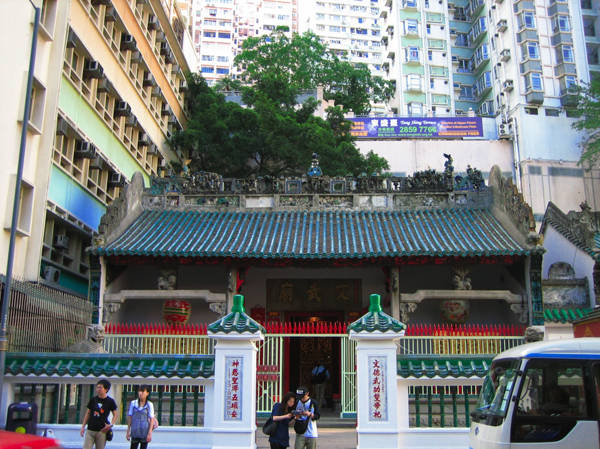 Đền Man Mo - ngôi đền khá nổi tiếng, tọa lạc tại đường Hollywood, Sheung Wan, nằm bên đảo Hong Kong.