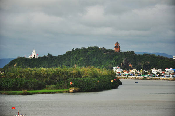 Phú Yên là vùng đất có phong cảnh non nước hữu tình. Ảnh: Tracy Truong/flickr.com