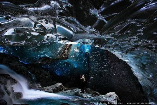 <strong>Thác hang băng (Iceland): </strong>Với những địa điểm thay đổi liên tục hằng năm, các hang băng ở Iceland tạo nên những dòng thác độc đáo với ánh sáng huyền ảo phản chiếu vào băng giá.