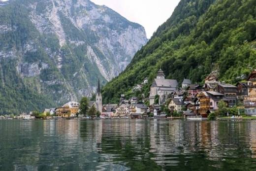Một thị trấn bên hồ đẹp tuyệt vời gần đỉnh núi An-pơ, được biết đến như là một viên ngọc quý của nước Áo