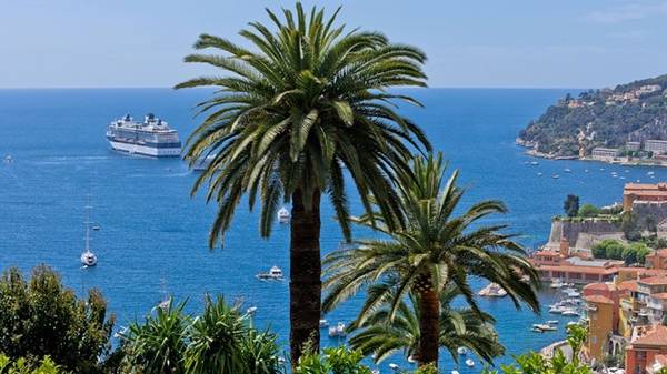 <strong>6. French Riviera: </strong>Vùng duyên hải Riviera bao gồm Nice, Cannes và Monte Carlo là nơi nổi tiếng đông đúc và đắt đỏ với những bãi biển tràn ngập ánh nắng mặt trời và những du thuyền siêu sang của các tỷ phú.