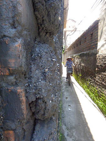 Những bức tường trong làng được trát bằng xỉ than khi dùng để nung gốm.
