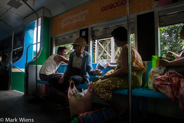 Đi tàu lửa khám phá khu vực ngoại ô Yangon.