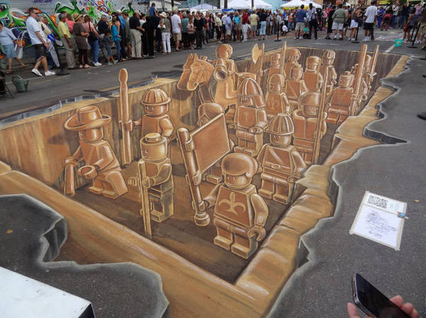 Du khách chiêm ngưỡng một tranh 3D nghệ thuật đường phố tại Rotterdam - Ảnh: ashtarcommandcrew