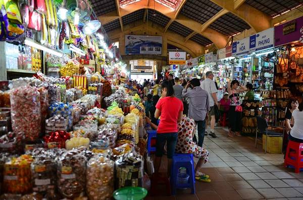Việt Nam được coi là một trong những nơi thân thiện nhất với các nữ du khách ở khu vực Đông Nam Á. Các thành phố lớn như TP HCM, Hà Nội... có môi trường an toàn và sôi nổi. Bạn nên khám phá những khu chợ như chợ Bến Thành ở TP HCM, hay chợ Đồng Xuân ở Hà Nội. Ảnh: Worldwideavailability.