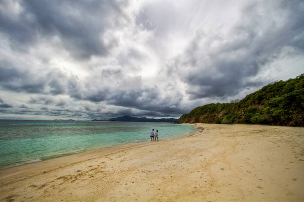 Du lich Philippines - Bởi sẽ chẳng có âm thanh nào khác ngoài tiếng sóng biển dịu êm vỗ bờ, khi bạn đi dạo trên một bãi biển hẻo lánh của Philippines.